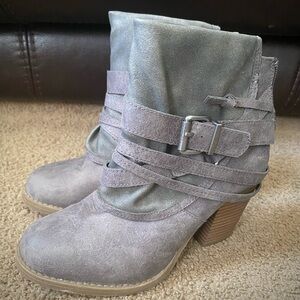 NWOT Sugar Puzzled Suede Leather Buckle Straps Ankle Booties Boots Women’s sz 6
